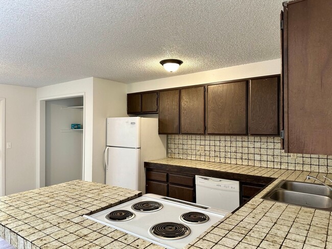 Primary Photo - Spacious 3bdrm, 1bath Apt in Moyina Heights