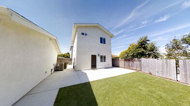 Building Photo - PRIVATE YARD!! 4BD/2BR, Corner of Tipton a...