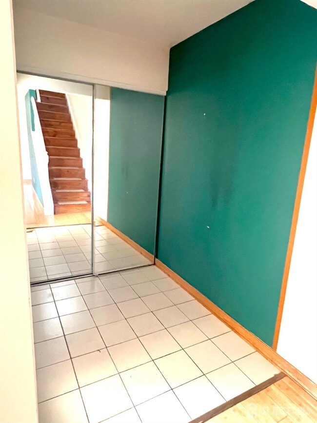 Building Photo - 18 Adams Ct