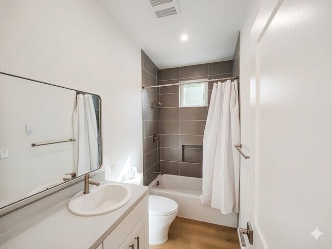 Building Photo - Fully Fenced Private Single-Level 2x2 Retreat in Bend with Bonus Office Nook!