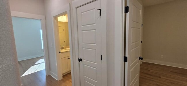 Building Photo - 921 Round Top St