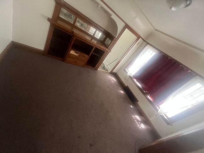 Building Photo - Spacious 2Bedroom Lower Duplex