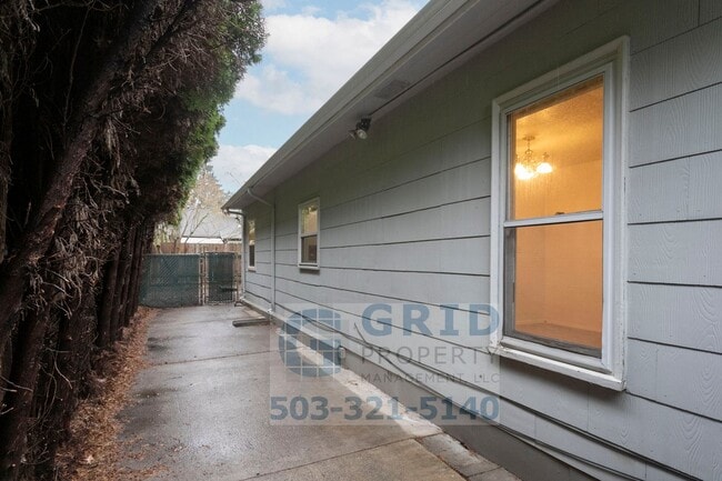 Building Photo - Spacious 4 Bedroom Single Family Home- Sou...