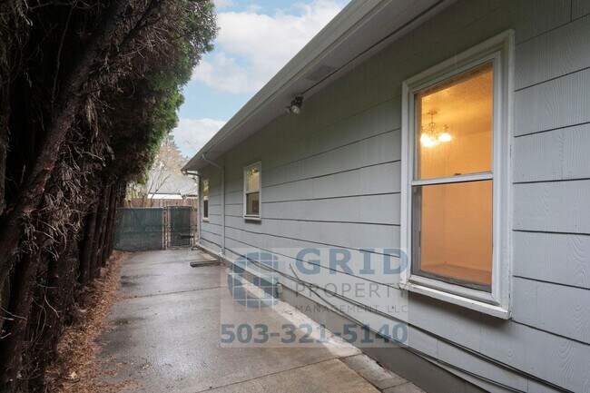 Building Photo - Spacious 4 Bedroom Single Family Home- South East Portland