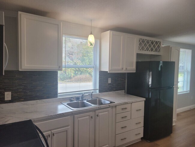 Building Photo - 1320 S Oleander Ave