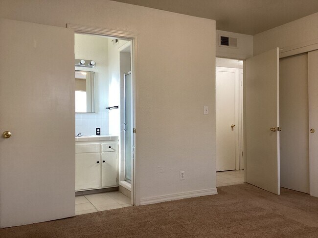 Building Photo - 4424-4426 E Dakota Ave