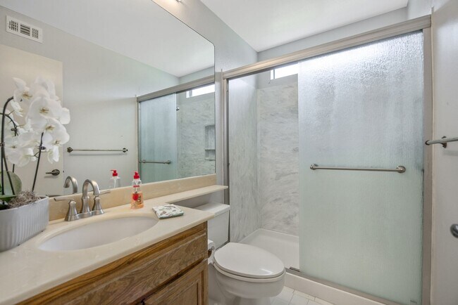 Building Photo - 2 bedroom and 2 bathroom |Leisure Village ...