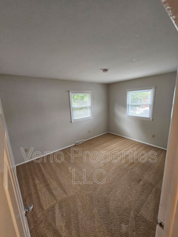 Building Photo - 236 Old Niskayuna Rd