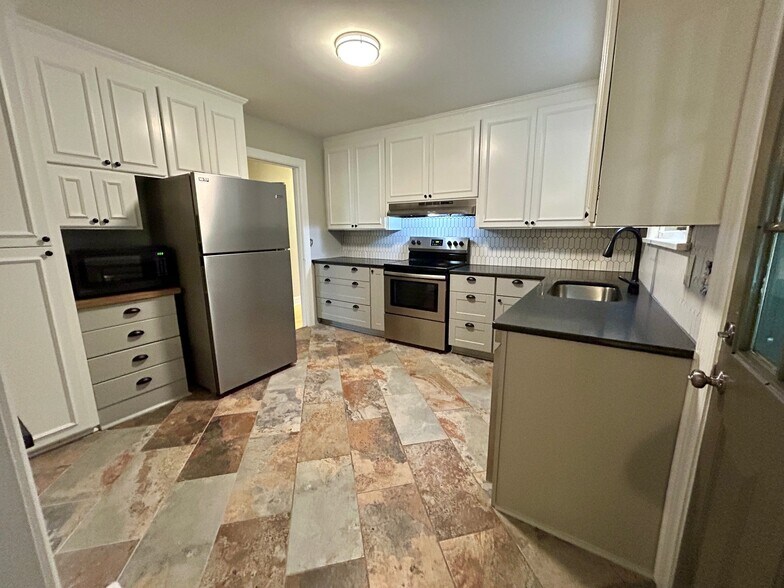 Building Photo - 247 Graeme Dr