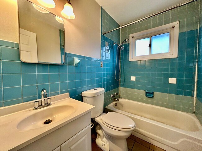 Building Photo - 3 Bedroom! Available Now! - January FREE!!