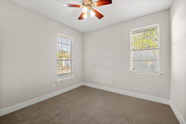 Building Photo - 11 Elmwood Cir