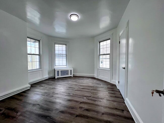 Building Photo - 618 16th St