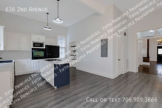 Building Photo - 636 2nd Ave