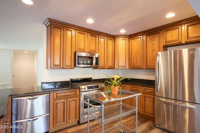 Building Photo - 2532 E Highland Ave