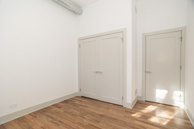 Building Photo - 2028 N Oakley Ave