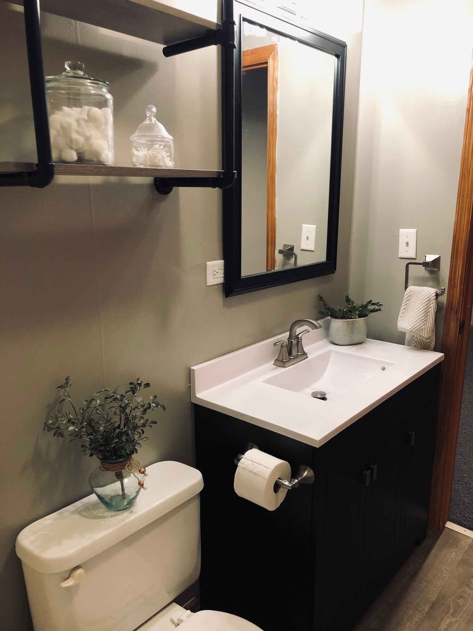 new sink/vanity/flooring/mirror/light - 640 S Main St