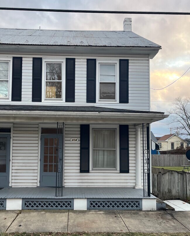 Building Photo - 314 Main St