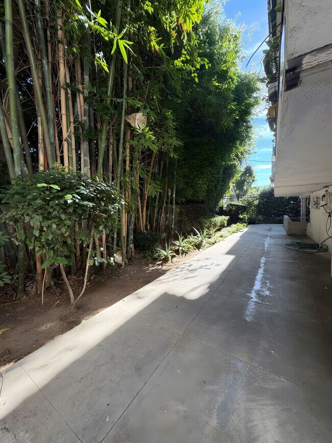 Building Photo - 1432 N Fairfax Ave