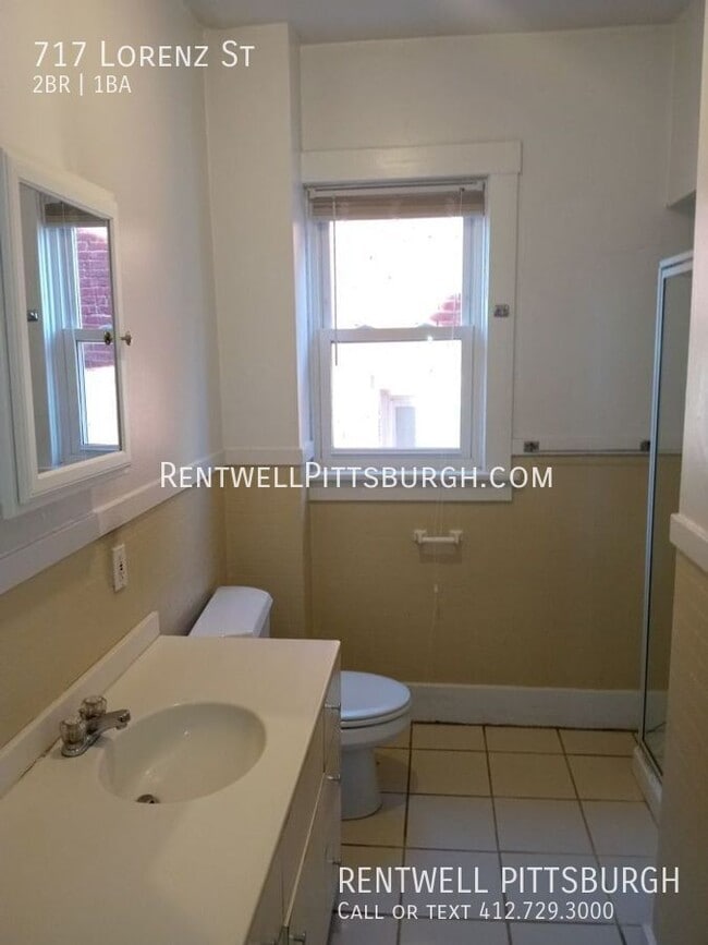 Building Photo - 717 Lorenz Ave