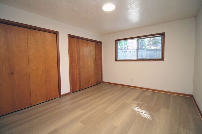 Building Photo - 3200-3236 SW Marigold St