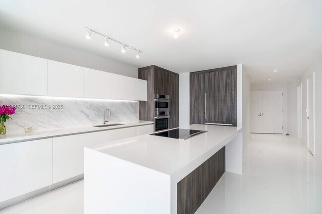 Building Photo - 851 NE 1st Ave