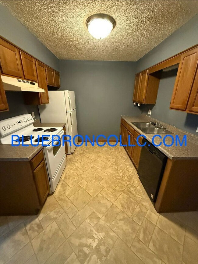 Building Photo - Spacious 1-Bedroom Apartment in Blue Sprin...