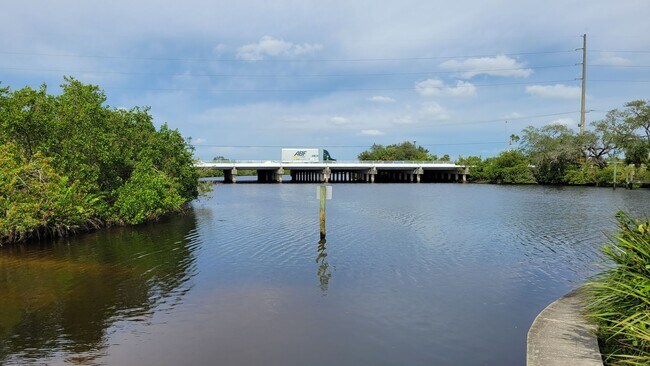 Building Photo - ANNUAL UNFURNISHED 2 bed 2 bath ground floor water front condo in Bradenton