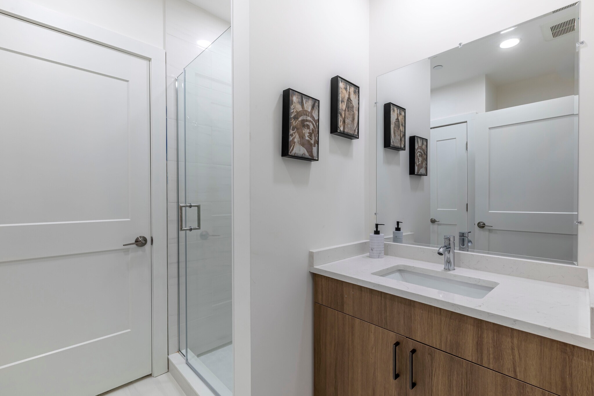 Building Photo - 319 Broadway