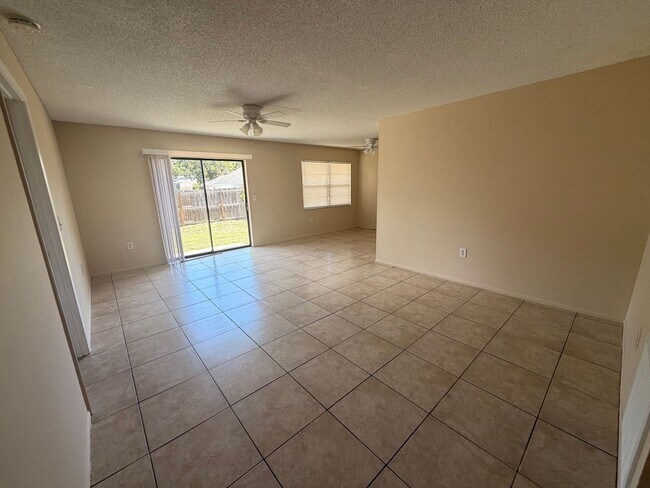 Building Photo - 2/2 Bedroom house with 1 car garage and fenced yard.