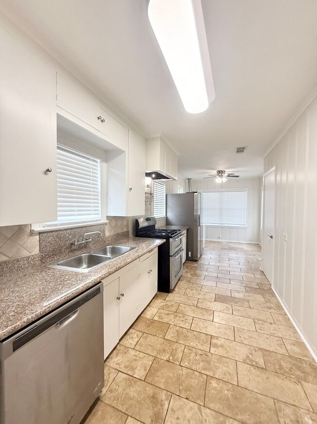 Building Photo - GAL13