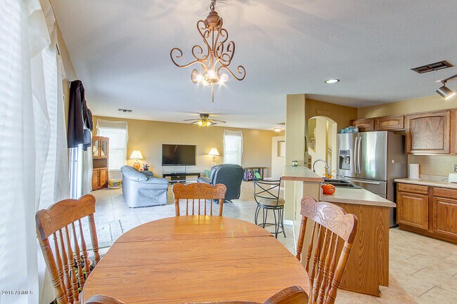 Building Photo - Amazing 4 bedrooms, 3 bathrooms house in P...