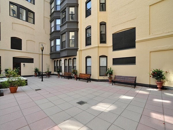 Building Photo - 4 Charlesgate E