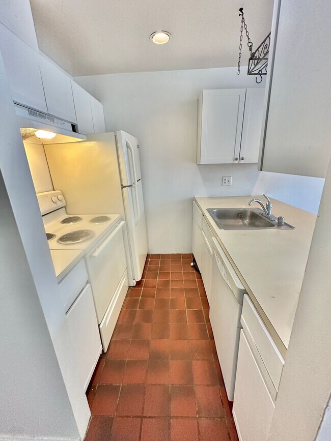 Building Photo - 2052 -Loukas