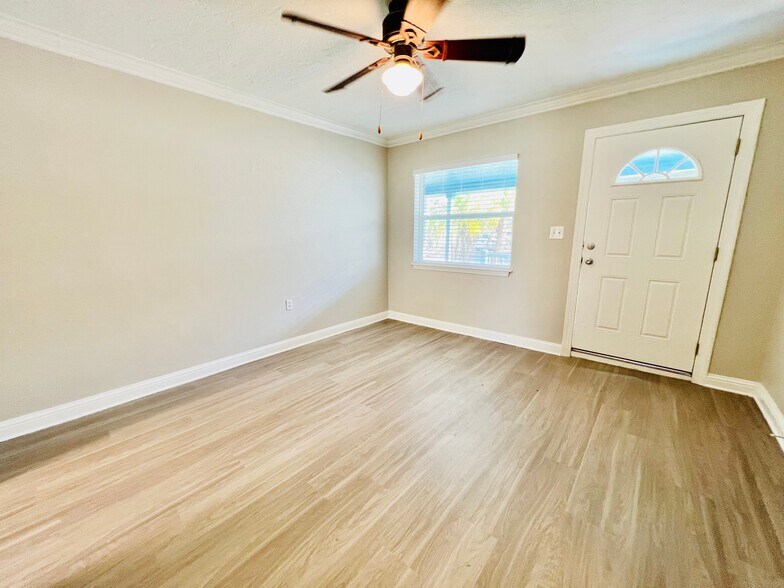 Building Photo - 3 Bed/2 Bath - Unit 29
