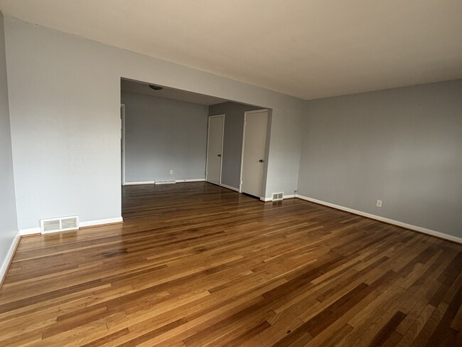 Building Photo - 125 Greenbriar Rd