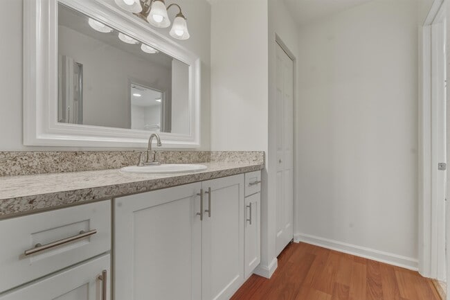 Building Photo - 2900 Woodrich Dr