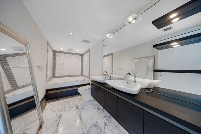 Building Photo - 200 Biscayne Blvd Way