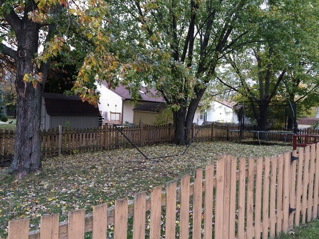 Building Photo - 2303 Woodview Ln