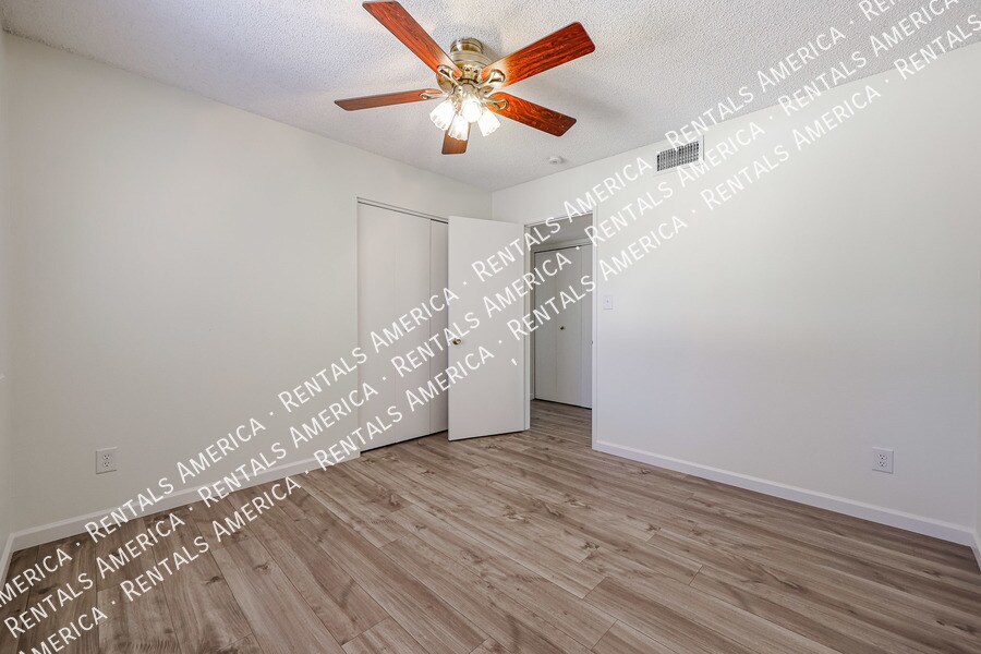 Building Photo - 3704 S Terrace Rd