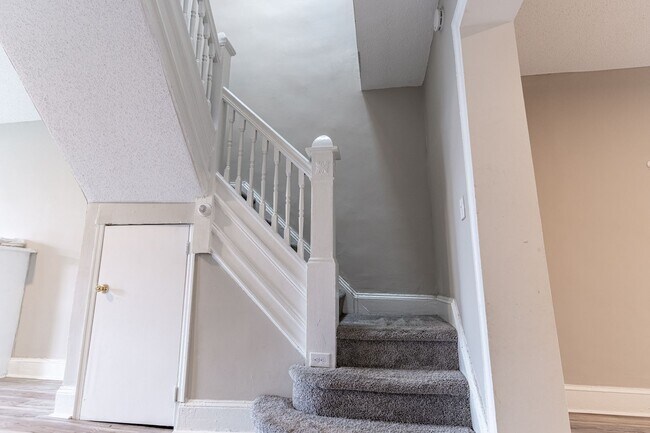 Building Photo - 3-Bed, 1-Bath Home with High Ceilings and Spacious Rooms