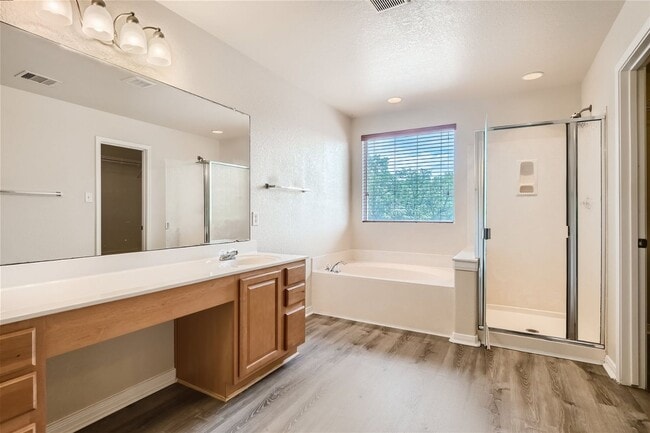 Building Photo - $500 off the first FULL month's rent