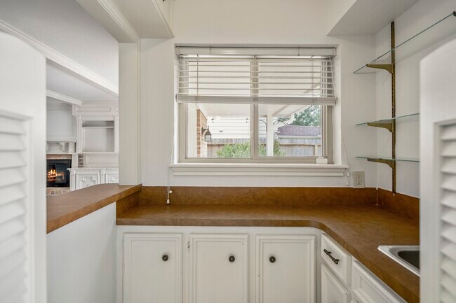 Building Photo - 16611 Brenton Oaks Dr