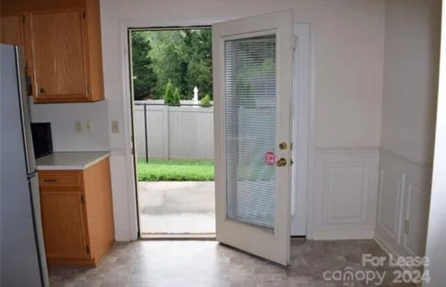 Building Photo - Private 2BD/1.5BA Townhouse in Prime NW Hi...
