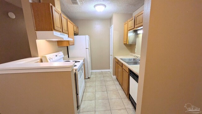 Building Photo - 8160 Stonebrook Dr