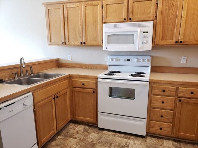 Building Photo - Beautiful Gardner Townhome-Available in MAY!!