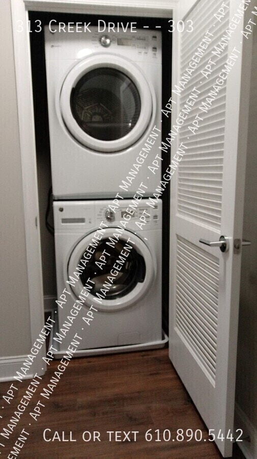 Building Photo - 313 Creek Dr