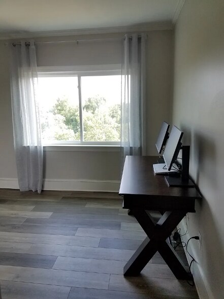 Building Photo - 619 King St