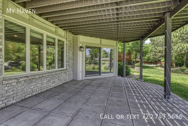 Building Photo - Stunning Heritage West home with all the b...