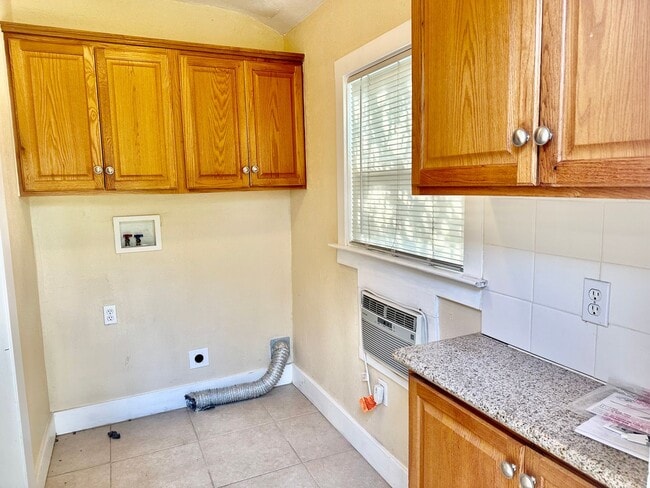 Building Photo - Charming 3/1 in the Heart of Tower Distict