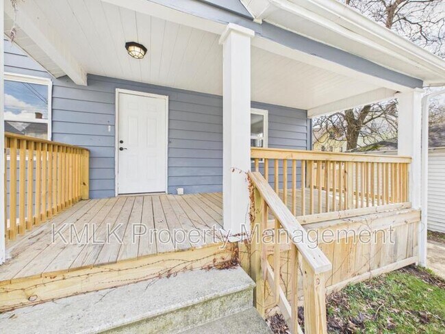 Building Photo - 575 Fernwood Dr